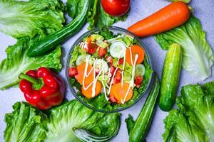 gesunde Lebensmittelauswahl, um sauber zu essen, Obst, Gemüse, Samen, Blattgemüse auf grauem Beton foto
