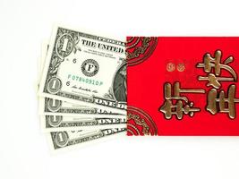 roter Umschlag isoliert auf weißem Hintergrund mit Dollar-Geld für Geschenk chinesisches Neujahr. chinesischer Text auf Umschlag bedeutet frohes chinesisches neues Jahr foto