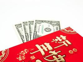 roter Umschlag isoliert auf weißem Hintergrund mit Dollar-Geld für Geschenk chinesisches Neujahr. chinesischer Text auf Umschlag bedeutet frohes chinesisches neues Jahr foto
