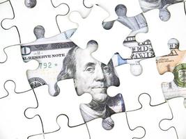 fehlende Puzzleteile auf 100-Dollar-Geldhintergrund, Schlüssel für das Erfolgskonzept der Geschäftslösung