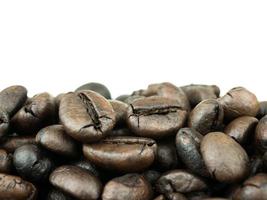 Nahaufnahme Kaffeebohnen isoliert auf weißem Hintergrund