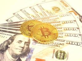 Goldene Bitcoin-Kryptowährung auf Dollar-Geld-Hintergrund, BTC-Währungstechnologie-Business-Internet-Konzept foto