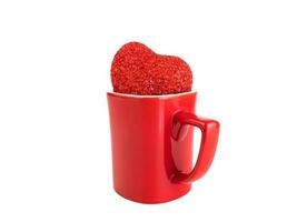 rotes Herz in Kaffeetasse isoliert auf weißem Hintergrund, Valentinstag Dekorationen, Beschneidungspfad