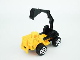 Spielzeug mechanischer Bagger auf weißem Hintergrund, Ingenieurbaukonzept foto