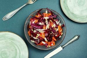 Salat mit Orange und rot organisch Radicchio. foto