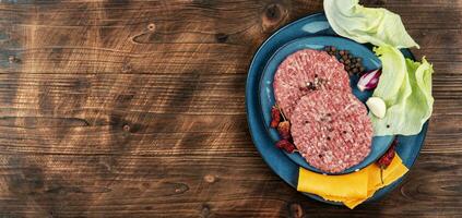 roh Schnitzel von gehackt Fleisch foto