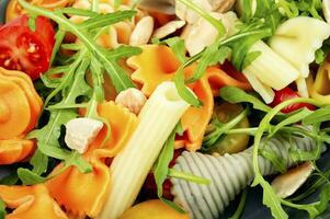 Pasta Salat mit Gemüse. foto