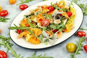 Pasta Salat mit Gemüse, Diät. foto