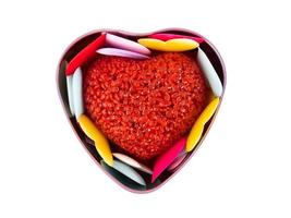 Herzbox mit bunten Miniherzen isoliert auf weißem Hintergrund, Valentinstagsdekorationen, verschiedene Herzen, Beschneidungspfad