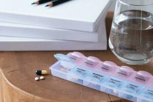 medizinisch Pille Box mit Dosen von Tablets zum Täglich nehmen ein Medizin mit Drogen und Kapseln foto