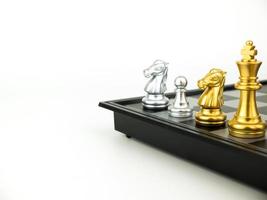 Gold und Silber König und Ritter der Schachfigur Setup auf weißem Hintergrund. Führungs- und Teamwork-Konzept für den Erfolg