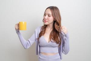 Porträt schöne asiatische Frau mit Kaffeetasse oder Tasse foto