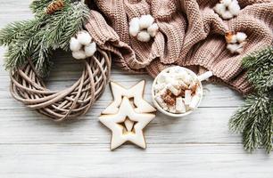 Weihnachtskomposition mit Keksen und heißer Schokolade foto