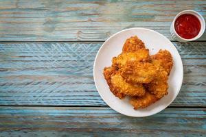 gebratene Hähnchenflügel mit Ketchup foto