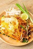 Pad thai - gebratene Nudeln nach thailändischer Art mit Ei verrühren
