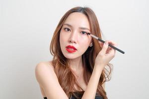 Porträt schöne Frau mit Make-up-Augenpinsel foto