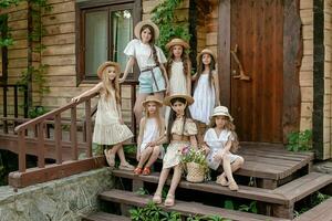 Tween Mädchen posieren zusammen auf Haustür von hölzern Land Haus im Sommer- foto