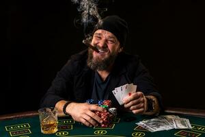 Mann ist spielen Poker mit ein Zigarre und ein Whiskey, ein Mann Show zwei Karten im das Hand, gewinnen alle das Chips auf das Tabelle mit dick Zigarette Rauch. foto