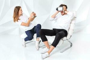 Paar haben Spaß spielen mit virtuell Wirklichkeit foto