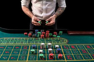 ein Nahansicht beschwingt Bild von Grün Kasino Tabelle mit Roulette, mit das Hände von Croupier und mehrfarbig Chips. foto