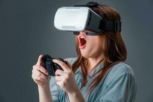 Porträt von glücklich jung schön Mädchen bekommen Erfahrung mit VR-Headset Brille von virtuell Wirklichkeit foto