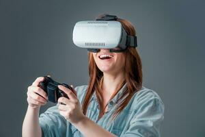 Porträt von glücklich jung schön Mädchen bekommen Erfahrung mit VR-Headset Brille von virtuell Wirklichkeit foto