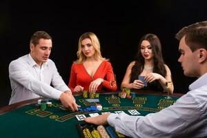 freunde genießen ein Glücksspiel Nacht. das Händler Angebote das Karten foto