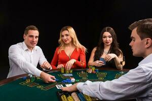 glücklich Menschen und Händler spielen Blackjack. Poker foto