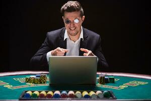 online Poker Spieler Sitzung beim das Tabelle foto