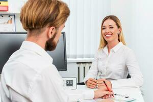 Mann und ein Frau Sein interviewt im das Büro foto