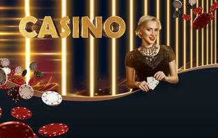 Frau im schwarz Kleid, Schmuck. zeigen zwei Asse, lächelnd, posieren auf bunt Hintergrund mit golden Inschrift Kasino und fliegend Chips. Poker, Kasino foto