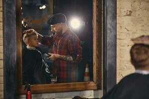 kaukasisch Junge bekommen Haarschnitt im Friseur Innen- foto