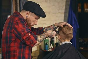 kaukasisch Junge bekommen Haarschnitt im Friseur Innen- foto