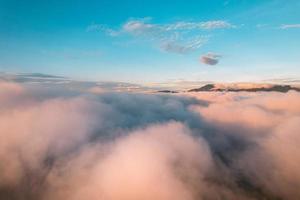 die Sonne geht im Nebel auf und die Berge am Morgen foto