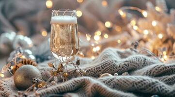 ai generiert ein Glas von Champagner ist im Vorderseite von etwas Blumen und Weihnachten Dekorationen auf ein Bett foto