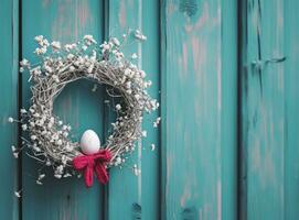 ai generiert ein Ostern Ei im ein Weiß Kranz hängend, auf ein hölzern Tür foto