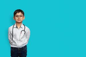 lächelnder kleiner Junge mit Stethoskop und Brille isolierter Hintergrund mit Kopienraum