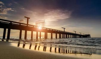 Silhouette lange Brücke und Himmel Seelandschaft. foto