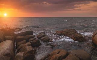 der Felsen im Meer mit dunklem Wolkenhimmel. foto