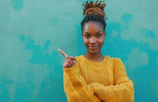 ai generiert jung Frau zeigen mit Index Finger zu das Blau Hintergrund mit Waffen gefaltet afrikanisch amerikanisch Frau foto