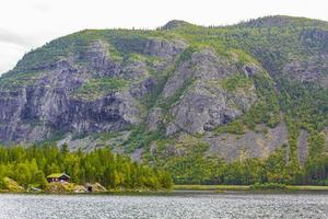 berglandschaftspanorama und see vangsmjose in vang norwegen. foto