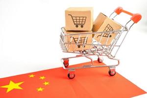 Box mit Einkaufswagen-Logo und China-Flagge, Import-Export-Shopping online oder E-Commerce-Finanzierungslieferservice, Produktversand, Handel, Lieferantenkonzept. foto