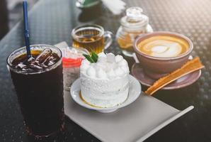 weißes Kokos-Kuchen-Set. foto