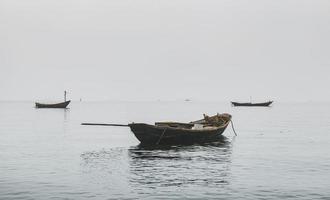 hölzerne Fischerboote im Meer foto