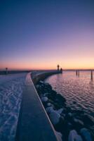 Sonnenaufgang beim nordermole im Travemünde, Deutschland foto