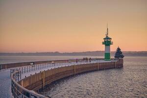 Leuchtturm auf das nordermole beim Travemünde im Nord Deutschland foto