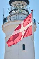 dänisch dannebrog im Vorderseite von Hirtshals Leuchtturm foto