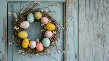 ai generiert rustikal Ostern Ei Kranz hängend auf Jahrgang betrübt hölzern Tür foto