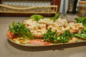 köstlich hausgemacht Salat mit Krabbe Stöcke und frisch Grüner Salat auf Marmor Tablett foto