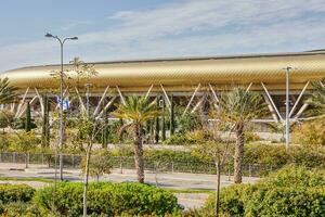 szenisch Aussicht von sammy Angebot Stadion umgeben durch üppig Grün Gras und Bäume im haifa foto
